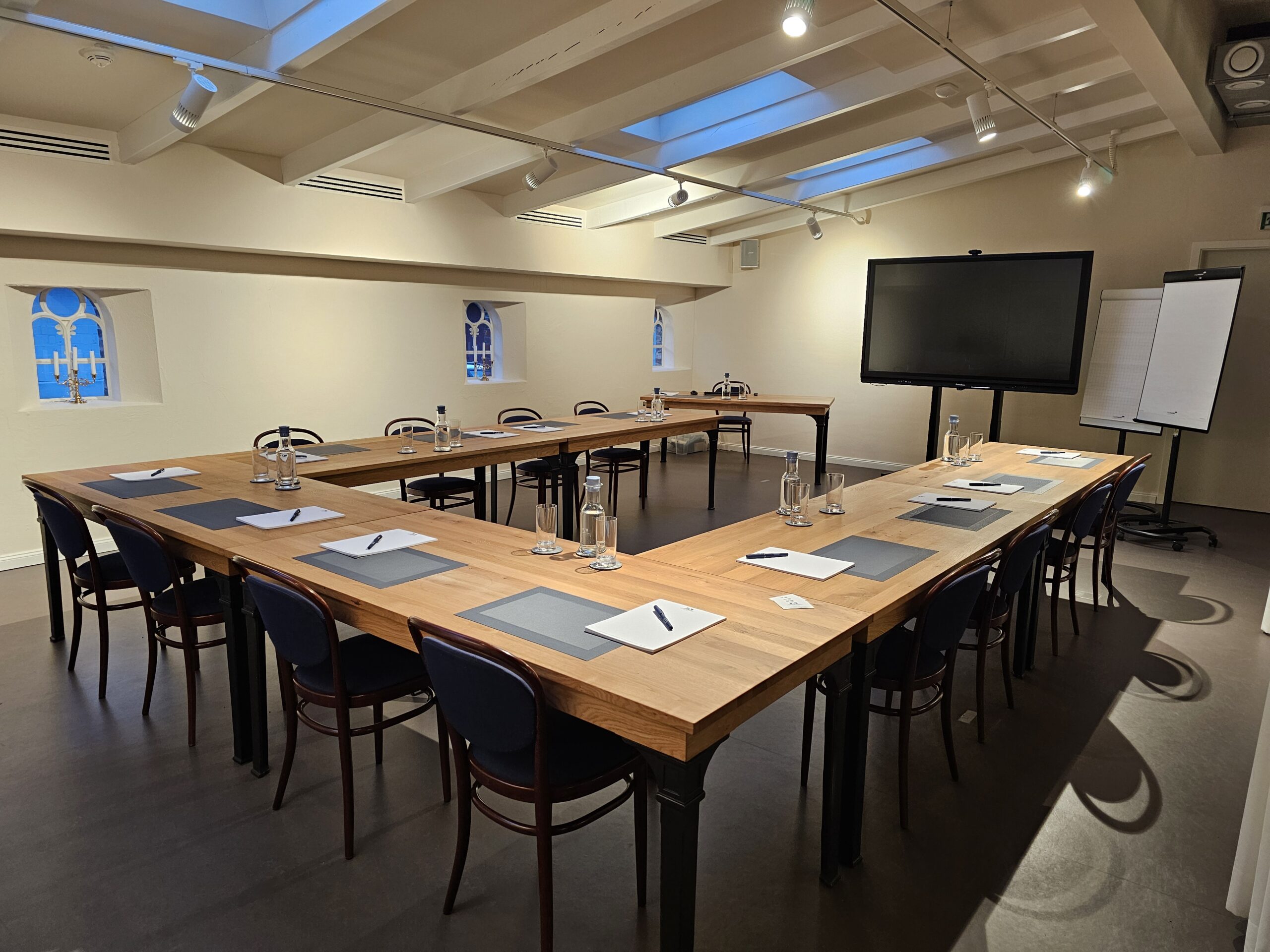 Schulungsraum mit Bildschirm und U Förmigen Tisch