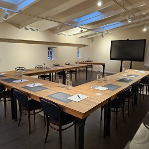 Schulungsraum mit Bildschirm und U Förmigen Tisch